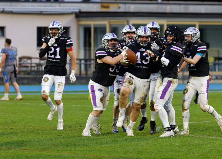 Dank starker Blockarbeit der O-Line findet Noah Gygax #4 den Weg BILD: LARS K AUZ