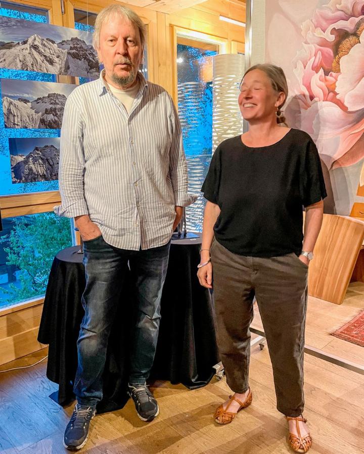 Die beiden Kunstschaffenden Peter Wüthrich aus Biel und Susanne Jungen aus Adelboden stellen in der Galerie Fichtenweg aus. BILDER: CORINA SCHRANZ-LINDT