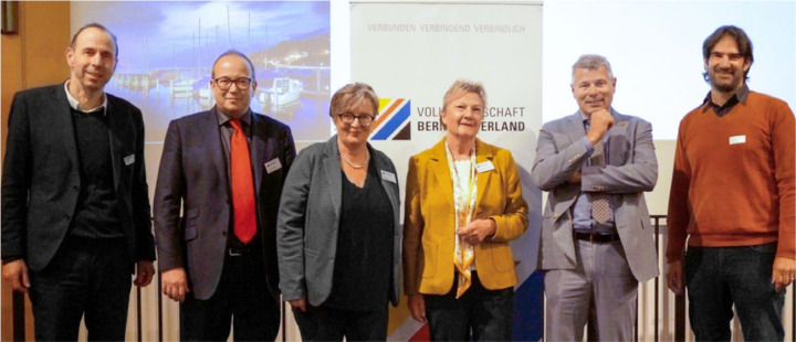 Die Referenten (v. l.): Prof. Dr. Tobias Straumann, Carlos Reinhard (Grossrat und Präsident des Wirtschaftsrats VwBeO), Susanne Huber (Geschäftsführerin VwBeO), Marianna Lehmann (Präsidentin VwBeO), Regierungsrat und Ehrenmitglied Christoph Ammann sowie Daniel Felder vom Bundesamt für Landwirtschaft. BILD: ZVG