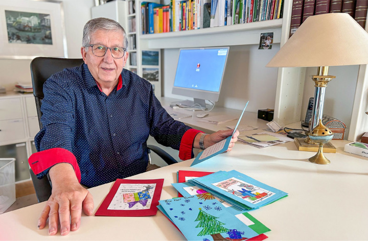 Faustus Furrer in seinem Homeoffice mit den Grusskarten, die er von den Kanderbrücker Schulklassen erhalten hat. BILD: HANS RUDOLF SCHNEIDER