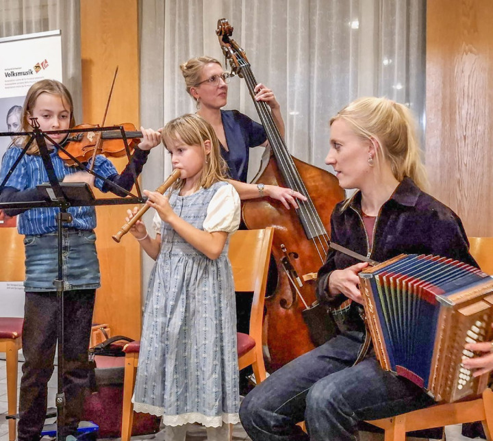 Zwei der jüngeren Musikerinnen mit Geige und Blockflöte werden von Evelyn und von Kristina Brunner begleitet.