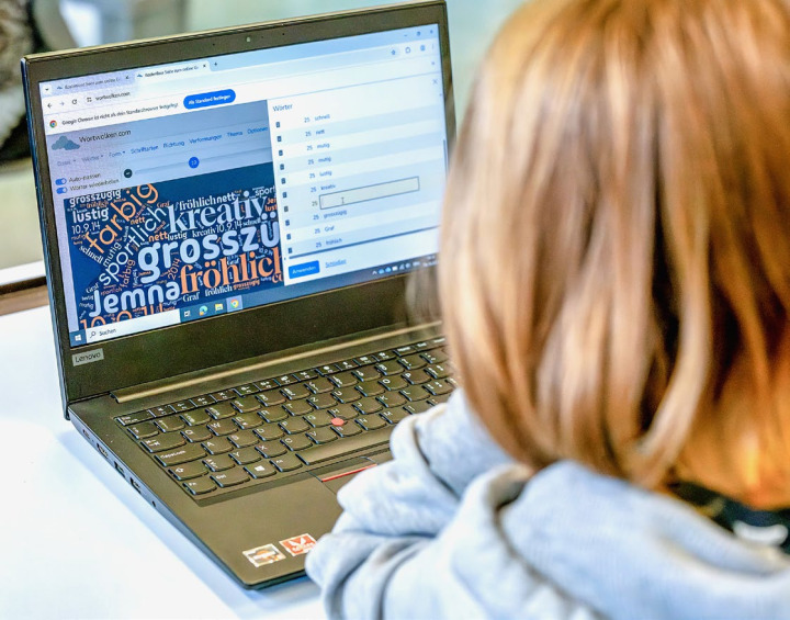 Wortwolken am PC unterstützen die Kreativität der Schülerinnen und Schüler.