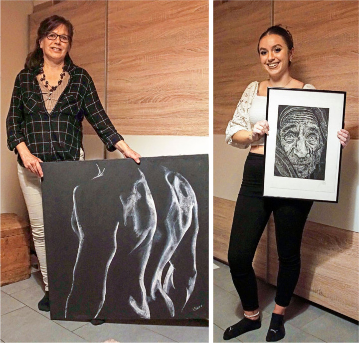 Ursula Stoller (l.) zeigt eine Neocolor-Kreidezeichnung, während Seline Reichen ein Portrait präsentiert, bei dem sie die Kohlestifttechnik anwendete. BILDER: MARCEL MARMET