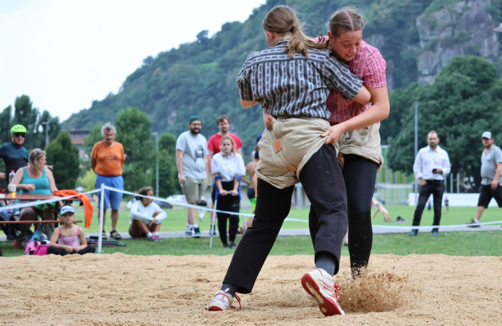 Schlussgang Meitli 1 – Audrey Ayer (rechts) gegen Sara Marty BILD: ZVG