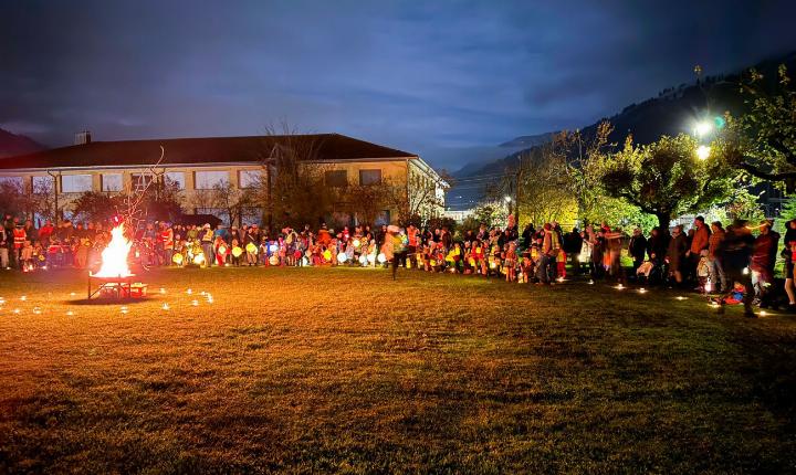 Rund ums Feuer versammelten sich die Kindergärteler mit ihren Latärnli. BILD: RUTH STETTLER