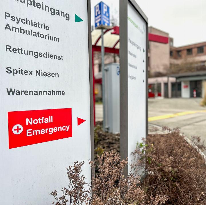 Die Spitäler fmi AG forciert die Zusammenarbeit, damit ihre Spitäler – hier Frutigen – nicht zum finanziellen Notfall werden. BILD: HANS RUDOLF SCHNEIDER