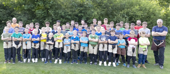 Die Jungschwinger mit ihren Trainern Reto Schmid (links hinten), Thomas Launer (rechts hinten) und André Zurbrügg (rechts aussen) BILD: MICHAEL SCHINNERLING