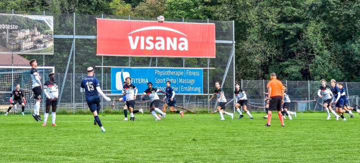 Hoch kommt der Ball in den Strafraum: Hurnis Freistoss sorgt beim Gegner der Frutiger für Action. BILD: JOEL BRÜGGER