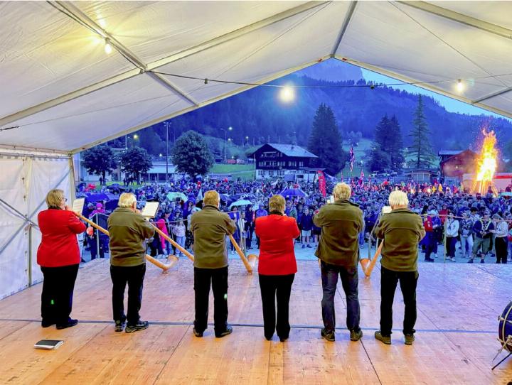 Die Alphorngruppe Echo vo Fründe spielte in Kandersteg vor einem ebenso jungen wie internationalen Publikum.