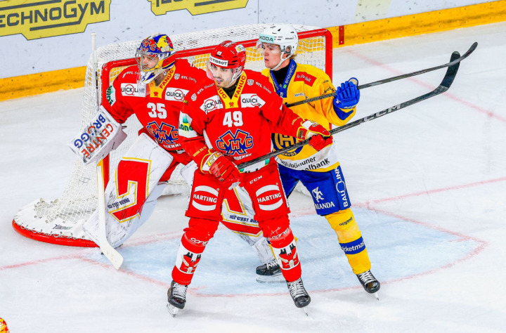 Miro Zryd mit der Nr. 49 während eines Spiels zwischen dem EHC Biel und dem HC Davos. BILD: ZVG