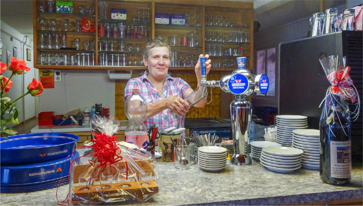 Ein typischer Anblick: Annelies Lauber hinter dem Buffet beim Bierzapfen BILD: MARCEL MARMET