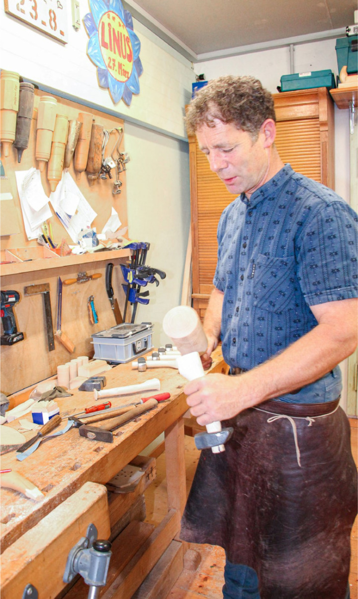 Jürg von Känel in seiner Werkstatt am Bodensee BILD: K ATHARINA WITTWER