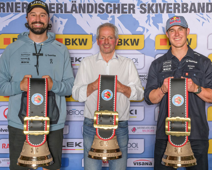 Der scheidende Präsident Johny Wyssmüller wird von den Doppel-Weltmeistern Ryan Regez (Skicross, links) und Franjo von Allmen (Ski Alpin, rechts) flankiert. BILD: ZVG/RK-PHOTOGRAPHY