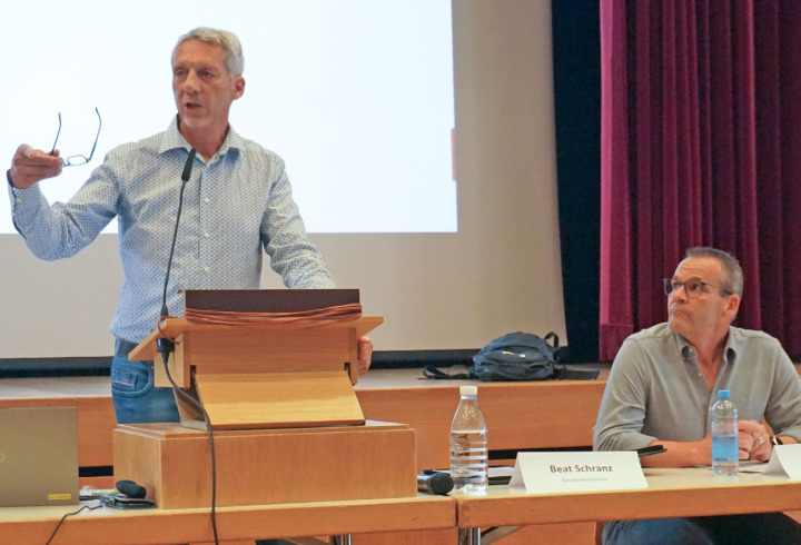 Gemeindepräsident Beat Schranz eröffnet die Versammlung, rechts von ihm sitzt Obmann Martin Gerber. BILD: ANGELA KRENGER