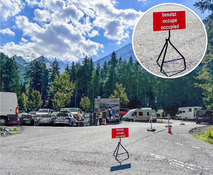 «besetzt» – auf dem Parkplatz bei der Gondelbahn zum Oeschinensee komm dieses Schild in letzter Zeit häufig zum Einsatz. BILD: MARK POLLMEIER