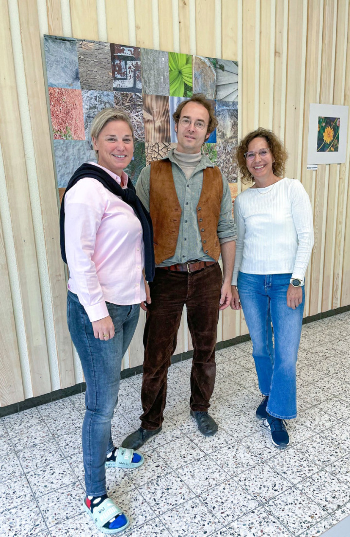 Die Klassenlehrerin Fleur Wipperfürth, der Künstler Ralf Assmann und die Lehrerin für Bildnerisches Gestalten Salomé Glarner (v. l.) gaben Auskunft. ALLE BILDER: CORINA SCHRANZ-LINDT