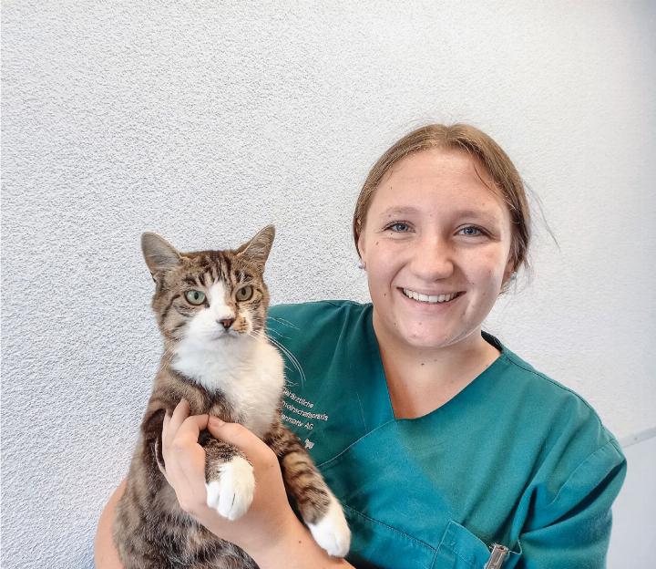 Katja Brügger mit einer Katze, die vor gut einem Monat verletzt abgegeben wurde und anscheinend von niemandem vermisst wird. BILD: WI