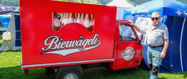 Ferdinand Reichen aus Reichenbach ist mit seinem Bierwägeli in der Region bestens bekannt.