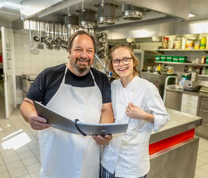 Küchenchef Bruno Schnyder bespricht für das grosse Fest was man noch organisieren sollte mit Eliane Kaufmann. BILD: MICHAEL SCHINNERLING