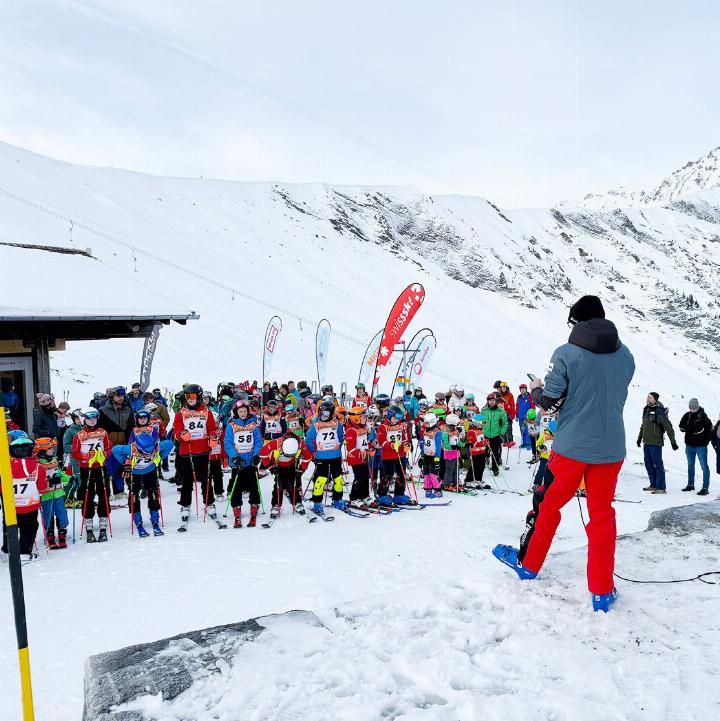 Christian Caruso (Projektverantwortlicher Grand Prix Migros) begrüsste Kinder und Eltern.