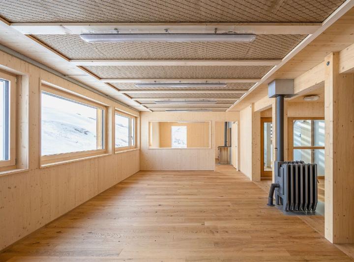 Der neue Innenausbau der Mutthornhütte lädt zum gemütlichen Verweilen in angenehmer Atmosphäre ein. BILDER: ZVG