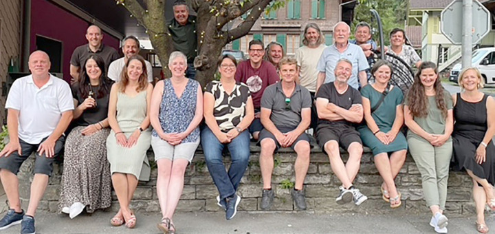 Vorne (v.l.): Peter Schüpbach, Patrizia Kallen, Lea Isler, Astrid Hinder, Marlis Mayer, Daniel Isler, Andreas Mosimann, Cornelia Höfler, Yvonne Schindler, Bettina Gerber. Hinten (v.l.): Simon Knecht, Patrick Reusser, Martin Steiner, Marco Lampen, Martin Schindler, Roman Bettschen, Klassenlehrer Jakob Joss, Matthias Trummer, Pascal Eggimann. Es fehlen: Lukas Mühlheim, Adi Lauber, Ruedi Togni, Stefan Straubhaar, Barbara Stoller, Michelle Ryter. BILD: ZVG