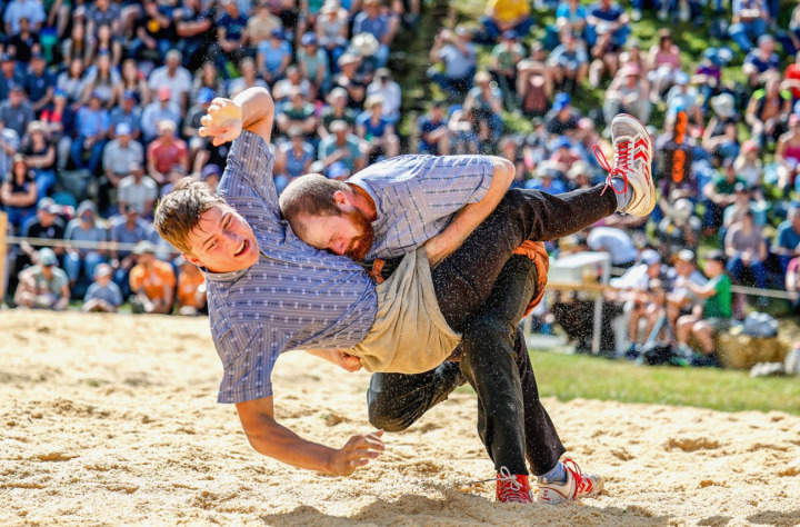 Auch in Kemmeriboden wurde hochklassiger Schwingsport geboten – hier von Sven Burkhalter (l.) und Sven Klossner. BILD: BARBARA LOOSLI
