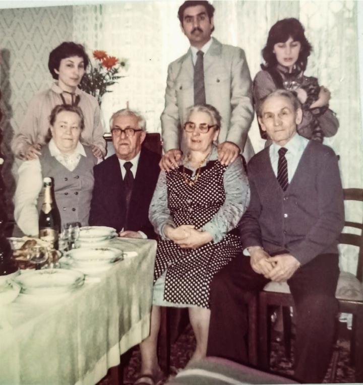 Dieses Familienfoto wurde aufgenommen, kurz nachdem Erikas Vater in Deutschland angekommen war. Hintere Reihe v. l.: Mutter, Vater und die etwa 14-jährige Erika, vorne rechts die Grosseltern mütterlicherseits, links ein befreundetes Paar, das eine ähnliche Familiengeschichte hat. BILDER: ZVG