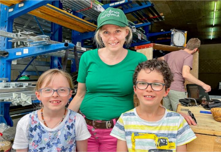 Sandra Brügger und ihre beiden Kinder Anika und Gianin probierten ihr Glück bei der Tombola.