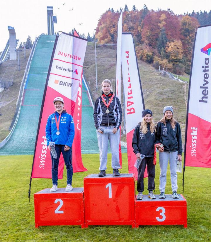 Das Podest der Schweizermeisterschaft Nordische Kombination Damen mit den Kanderstegerinnen Giulia Belz (1) sowie Romina Otto und Tiziana Germann (gemeinsam 3). BILDER: ZVG / CAROLINE HURSCHLER