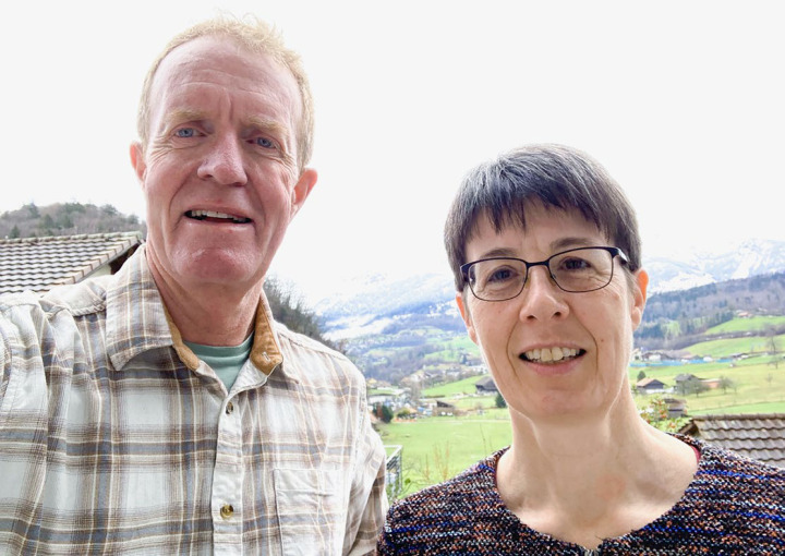 Der bisherige Geschäftsführer der Bergregion Obersimmental-Saanenland und der Planungsregion Kandertal mit seiner Nachfolgerin: Andreas Grünig und Evelyn Coleman Brantschen BILD: ZVG