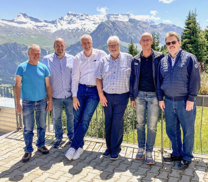 Die Geschäftsführer der IGSAL-Skigebiete mit ihrem aktuellen und ehemaligen Präsidenten (v. l.): Samuel Marmet (Skilifte Metschalp AG), Martin von Gunten (Tschentenalpbahnen AG), Nicolas Vauclair (Bergbahnen Adelboden-Lenk AG/Präsident), Markus Hostettler (ehem. Präsident), Bruno Riesen (Engstligenalp AG) und Christian Zenger (Elsigenbahnen AG). BILD: ZVG