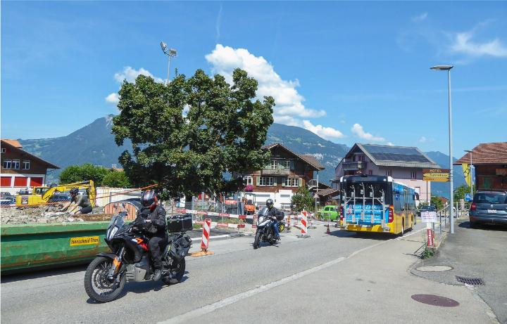 Solange die Wendeschleife im Dorf nicht benutzt werden kann, fährt das Postauto mehrmals täglich bis in die Oertlimatt.