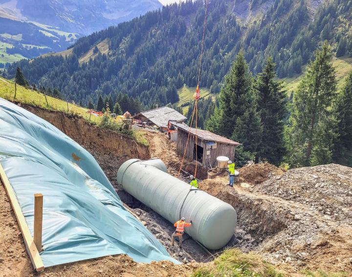 Das (schwebende) Reservoir wird in der Baugrube ausgerichtet. BILD: RUTH STETTLER