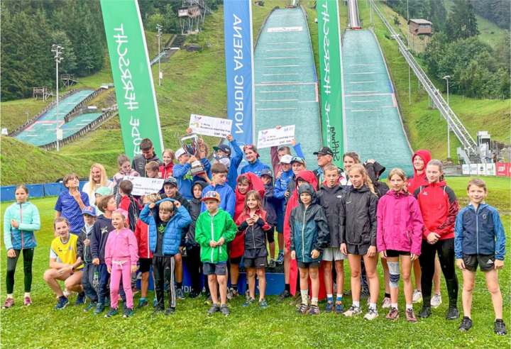 Alle Kinder, die am Bundesrat-Adolf-Ogi-Cup teilgenommen haben BILD: SUSANNA STUDER