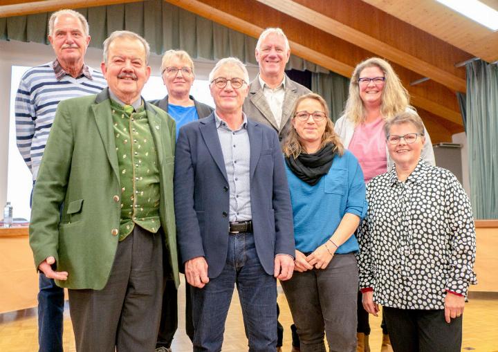 Die politische Führungscrew von Kandersteg (v. l.): Charles Kyburz (neu), René Maeder (Ratspräsident), Verena Packmor, Peter Stoller (Gemeindepräsident), Heinz Steiner, Sara Loretan, Miriam Schneider und Franziska Ryter BILD: HANS RUDOLF SCHNEIDER