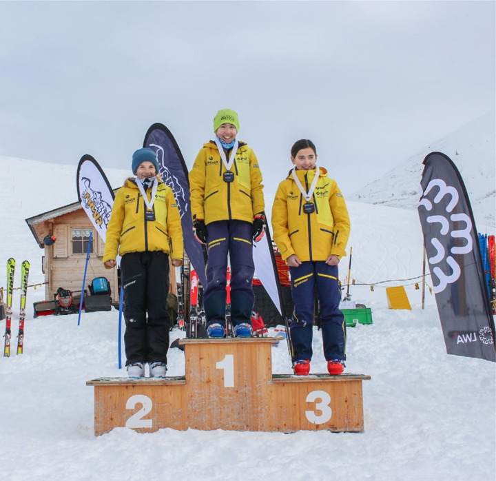 Das Podest der Kategorie MU12 (v. l.): Malou Zürcher, Julia Germann und Melia Inniger BILD: ZVG
