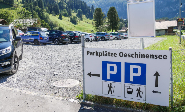 Der Überlaufparkplatz auf dem ehemaligen Armasuisse-Areal beim Dorfeingang ist Teil des Kandersteger Mobilitätskonzeptes. BILD: HSF