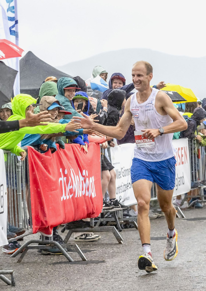 Jonathan Schmid lässt sich verdient beim Zieleinlauf feiern. BILD: MICHAEL SCHINNERLING