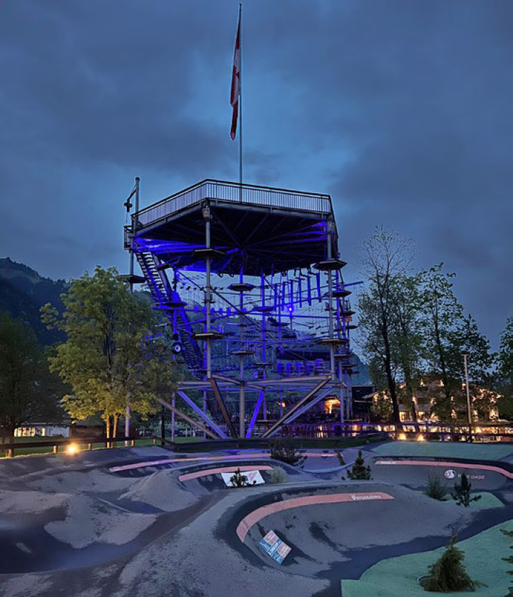 Der beleuchtete Kletterturm im Frutigresort wies am Montagabend auf die Situation der von der ME-Krankheit Betroffenen hin. BILD: ZVG