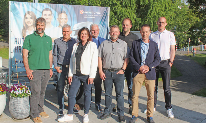 Der neu gewählte Vorstand des AGVS, Untersektion Berner Oberland, v.l.n.r.: Michael Maurer, Marcel Wyler, Barbara Germann-Allenbach, Marco Frozza (Präsident), Urs Dubach, Kevin Weiss, Marco Peverelli und Roger Hauswirth BILD: MICHAEL MAURER