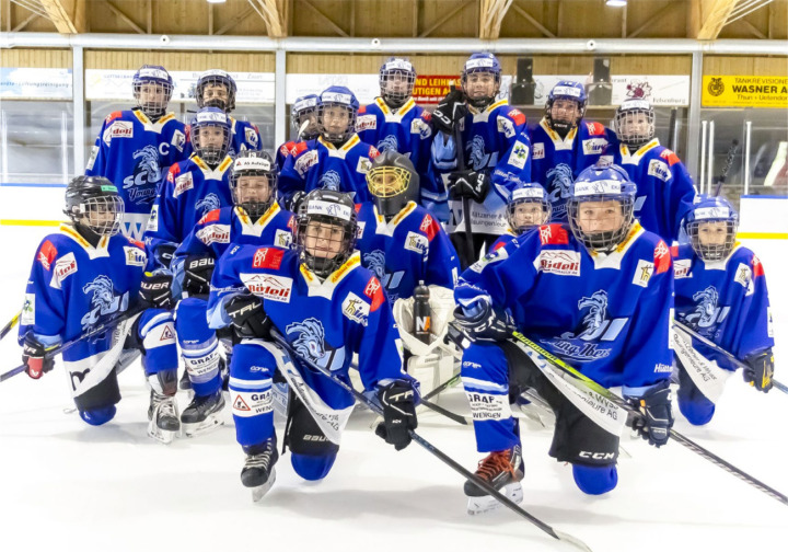 Das Team SCUI Young Ibex; vorne die beiden Spieler aus Kandersteg, Mauro Grossen (l.) und Flavio Rösti BILD: MICHAEL SCHINNERLING