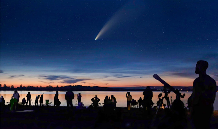 Der letzte Komet, den man mit dem blossen Auge am Abendhimmel erkennen konnte, war «Neowise». Er zog im Sommer 2020 an der Erde vorbei und lockte damals zahlreiche Hobby-Astronomen ins Freie – wie etwa diese Beobachter am Ottawa River in Kanada. BILD: JIM CUMMING / STOCK.ADOBE.COM