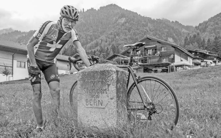 Seit 2021 ist Markus Zurbuchen pensioniert und noch häufiger mit Rennrad und Kamera unterwegs als vorher schon. Dieser Stundenstein an seinem Wohnort Wengi bei Frutigen weckte seine Neugier. BILD: ZVG