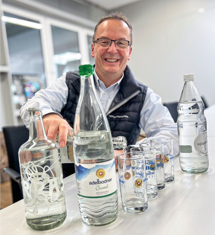 Der Wasser-Sommelier in seinem Element: Mit Begeisterung erklärt Eugen Maurer die Unterschiede der verschiedenen Wassersorten. BILD: HANS RUDOLF SCHNEIDER