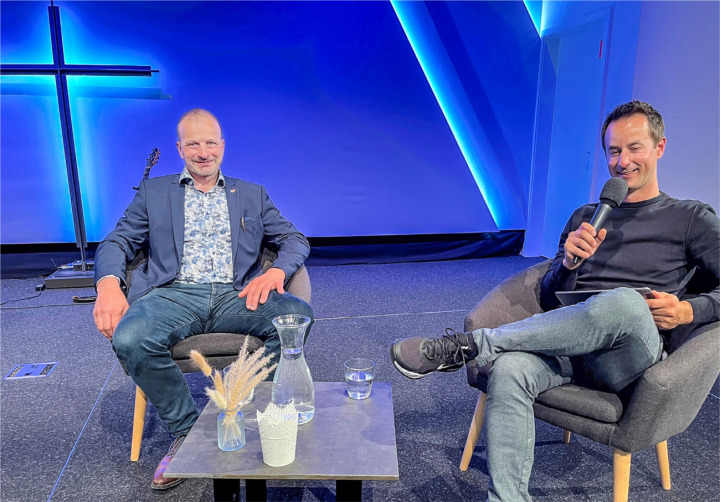 EDU-Nationalrat Andreas Gafner (links) wurde am Pfimi-Abendtreff vom Pastor Daniel Zingg interviewt. BILD: PETER ROTHACHER