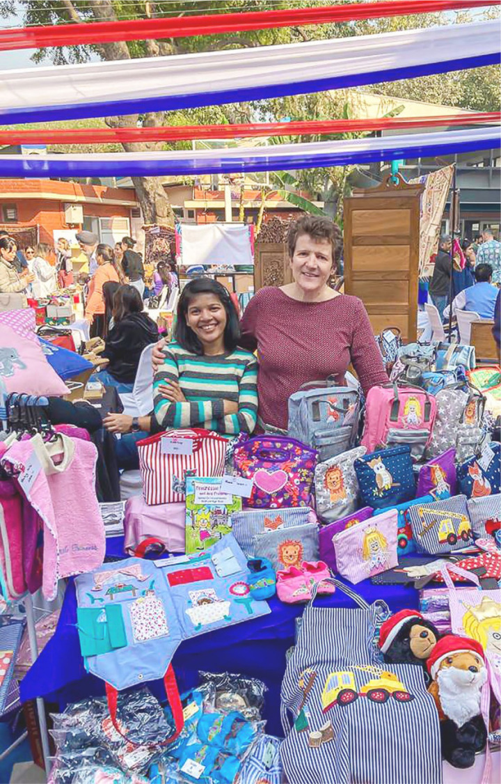 Auf Märkten verkauft Annerös Maurer (r.) die Handarbeiten aus der Frauen-Zufluchtsstätte in Delhi.