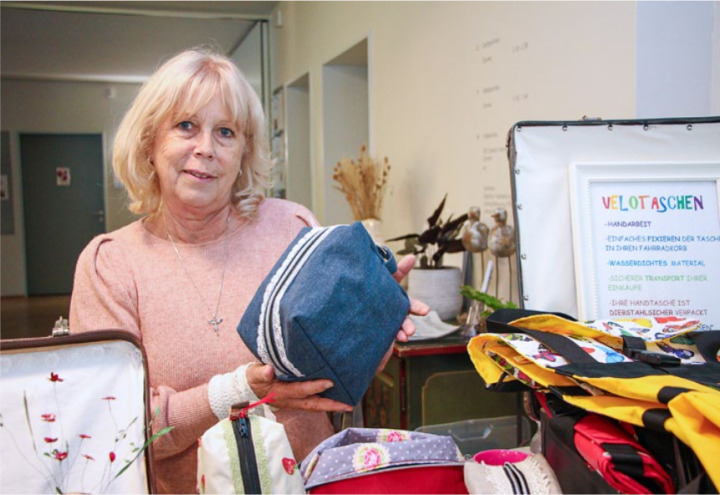 Anita Steffen aus Einigen hatte ihre selbstgenähten, wasserdichten Taschen und Täschli im Angebot.