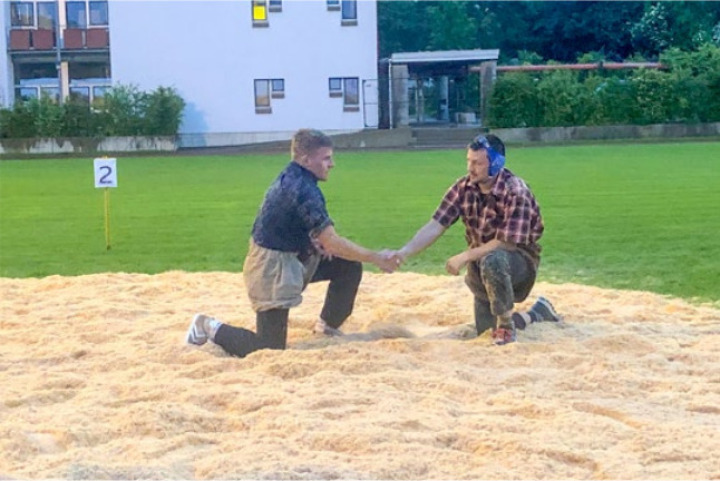 Lukas Siegrist (r.) nach seinem Sieg gegen Mathias Jäger BILD: PETER ZAHLER