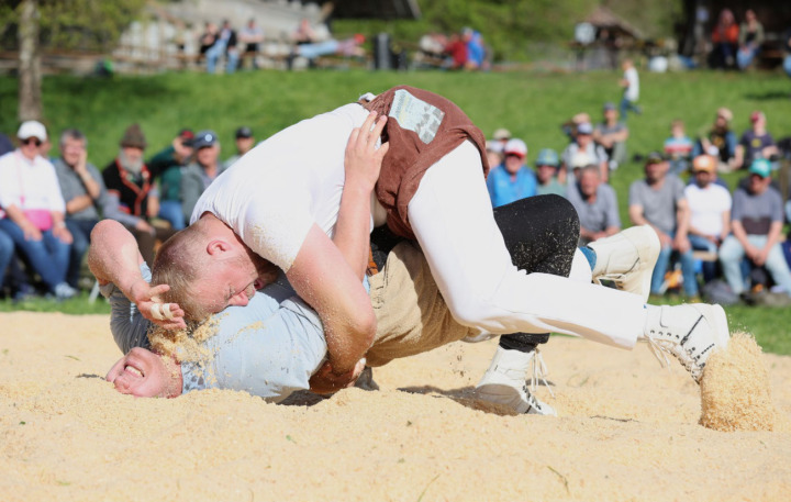 Kilian von Weissenfluh (o.) gegen Leandro Nägeli, Schlussgang Ballenberg 2025 BILD: MARLIES BIRCHER